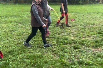 Passeio com cão imaginário vira tendência na Alemanha; conheça o ‘hobby dogging’