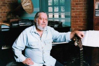 Paulo César Pinheiro fez sua primeira parceria aos 13 anos com o violonista João de Aquino, mas depois trabalhou com Baden Powell, Pixinguinha e outros grandes compositores -  (crédito: Wilton Montenegro/Divulgação)