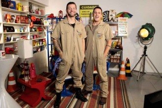 Victor Sarro e Rodrigo Capella mostram que a amizade e a espontaneidade são o combustível para tornar o Comédia SBT um programa muito engraçado -  (crédito: SBT/Divulgação)