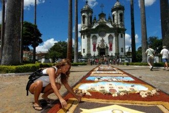 emc7annatapete
Tapetes de serragem são criados em São João del-Rei, no Sábado de Aleluia, para enfeitar as ruas por onde passará a procissão do Domingo de Páscoa

 -  (crédito: Marcos Michelin/EM/D.A Press)