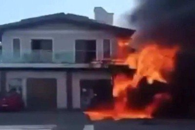 Avião de pequeno porte caiu em cidade do Rio Grande do Sul e incendiou uma casa -  (crédito: Reprodução/X)