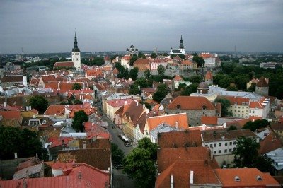 Tallinn, capital da Estônia, combina modernidade com um centro histórico medieval preservado. Suas muralhas, torres e ruas de paralelepípedos atraem turistas o ano inteiro. -  (crédito:  Steve Jurvetson  wikimedia commons)