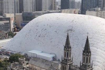 Em grandes centros urbanos da China, obras de construção civil passaram a adotar enormes coberturas infláveis em formato de domo para reduzir os impactos ambientais causados pelos canteiros.  -  (crédito: Reproduc?a?o/YouTube)