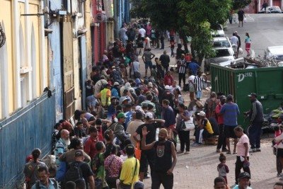 A distribuição começou às 7h desta sexta-feira (3/4), mas já havia gente aguardando desde a manhã do dia anterior -  (crédito: Edesio Ferreira/EM/D.A Press)