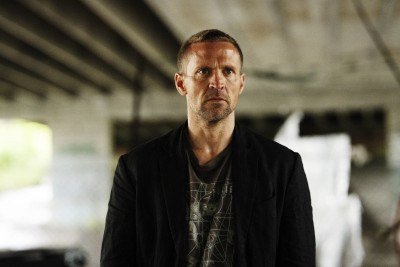 O ator norueguês Tobias Santelmann interpreta o detetive Harry Hole, rebelde e fã dos Ramones, na série com trilha sonora assinada por Nick Cave -  (crédito: Einar Aslaksen/Netflix)