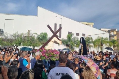 A Procissão do Encontro reuniu centenas de fiéis em Montes Claros. 'Encontro' ocorreu na Praça Flamaryon -  (crédito: Luiz Ribeiro/EM/D.A Press)