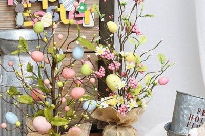 A Árvore de Páscoa está ganhando cada vez mais espaço no Brasil. Com inspiração na árvore de Natal, muitas pessoas decoram a casa ou o comércio, substituindo os símbolos tradicionais do fim de ano por referências da Semana Santa.  -  (crédito: Instagram)