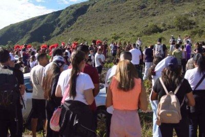 No dia em que os cristãos lembram a morte de Jesus, a caminhada começou às 7h -  (crédito: Daniel Garabini/Divulgação)