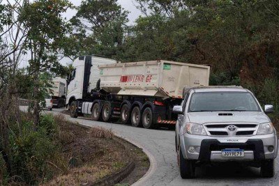 caminhonete e caminhão em sentidos contrários passam por curva na via estreita, íngreme e sinuosa que liga Sabará e Caeté -  (crédito: Alexandre Guzanshe/EM/D.A Press)