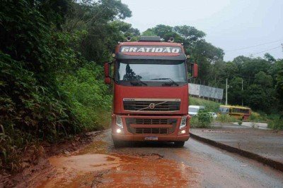 Carreta passa por uma das crateras na MG-435, que liga a BR-381 a Caeté: perigos curva após curva -  (crédito: Alexandre Guzanshe/EM/D.A Press)