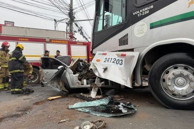 Vítima estava no carro e completamente presa debaixo do ônibus -  (crédito: Divulgação/Corpo de Bombeiros)