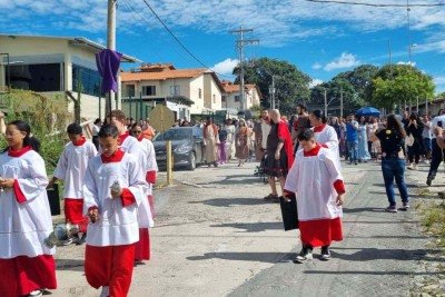 Fiéis participam, em Belo Horizonte, da via-sacra encenada no entorno da Catedral Cristo Rei, no Bairro Juliana, na Região Norte, na manhã desta sexta-feira (3/4) -  (crédito: Arquidiocese de Belo Horizonte/Divulgação )