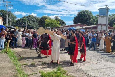 Fiéis participam, em Belo Horizonte, da via-sacra encenada no entorno da Catedral Cristo Rei, no Bairro Juliana, na Região Norte, na manhã desta sexta-feira (3/4) -  (crédito: Arquidiocese de Belo Horizonte/Divulgação )
