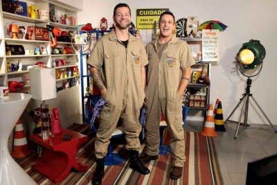 Victor Sarro e Rodrigo Capella mostram que a amizade e a espontaneidade são o combustível para tornar o Comédia SBT um programa muito engraçado -  (crédito: SBT/Divulgação)