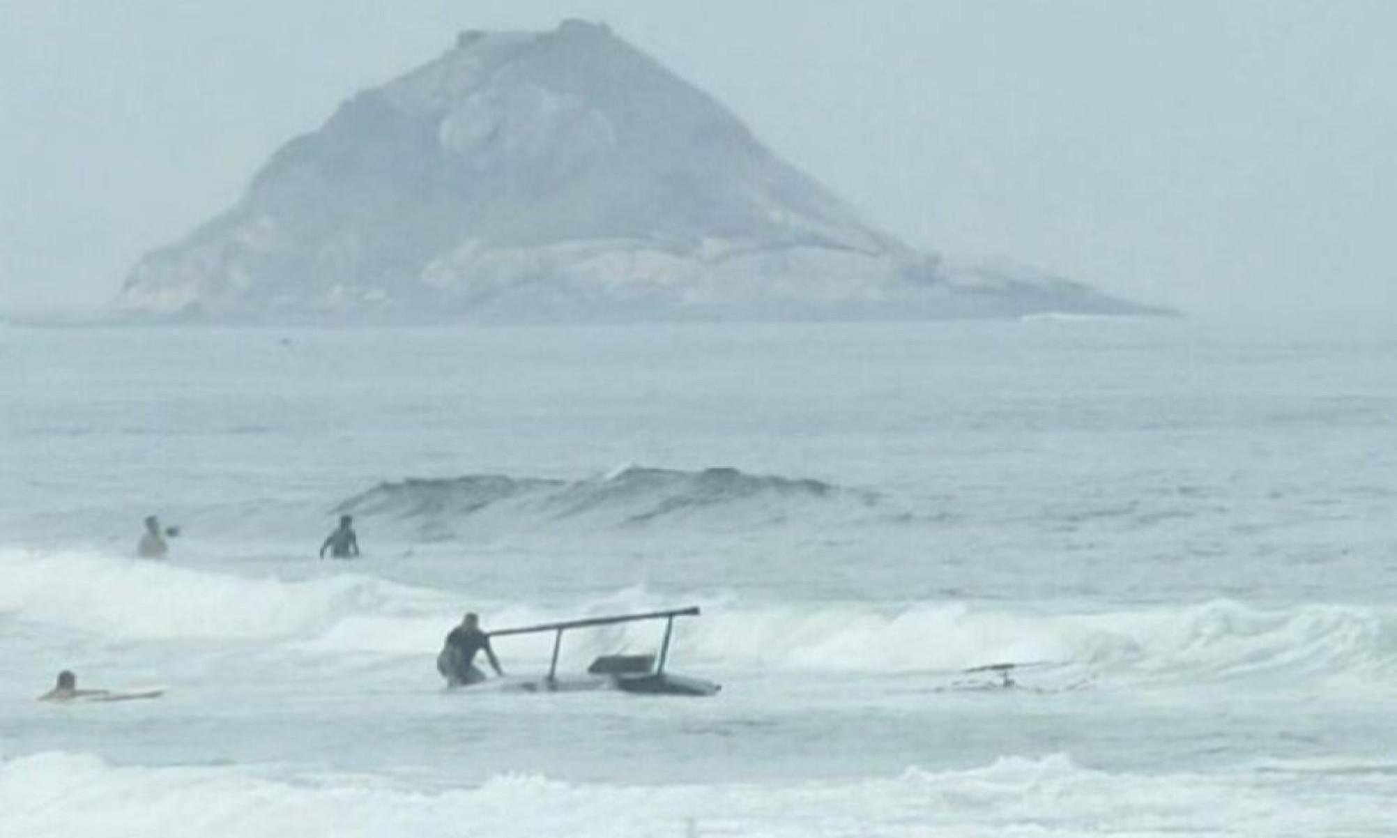 Helicóptero cai na praia da Barra da Tijuca, no Rio de Janeiro -  (crédito: Tupi)