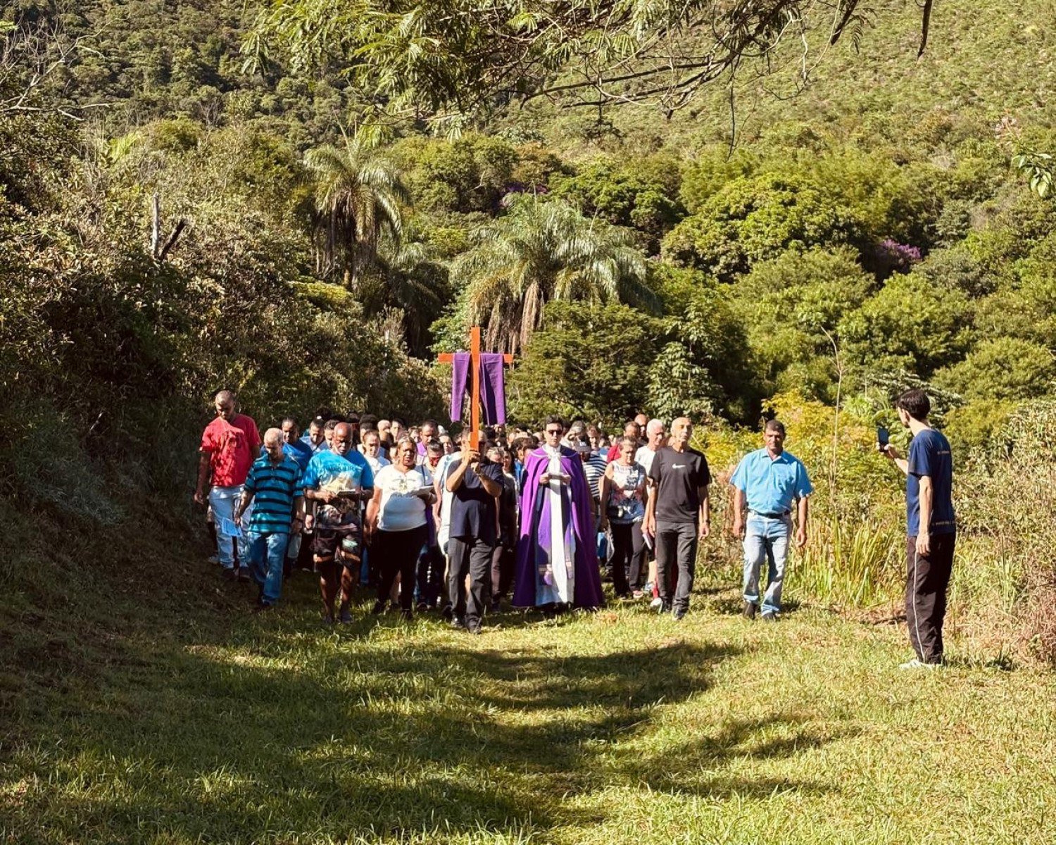 O grupo de fiéis – liderados pelo reitor e pároco da Sé de Mariana, padre Geraldo Dias Buziani, e o titular da Paróquia Nossa Senhora Aparecida, padre Fabiano Alves – saiu cedo-Maria Luiza Brandão/Divulgação