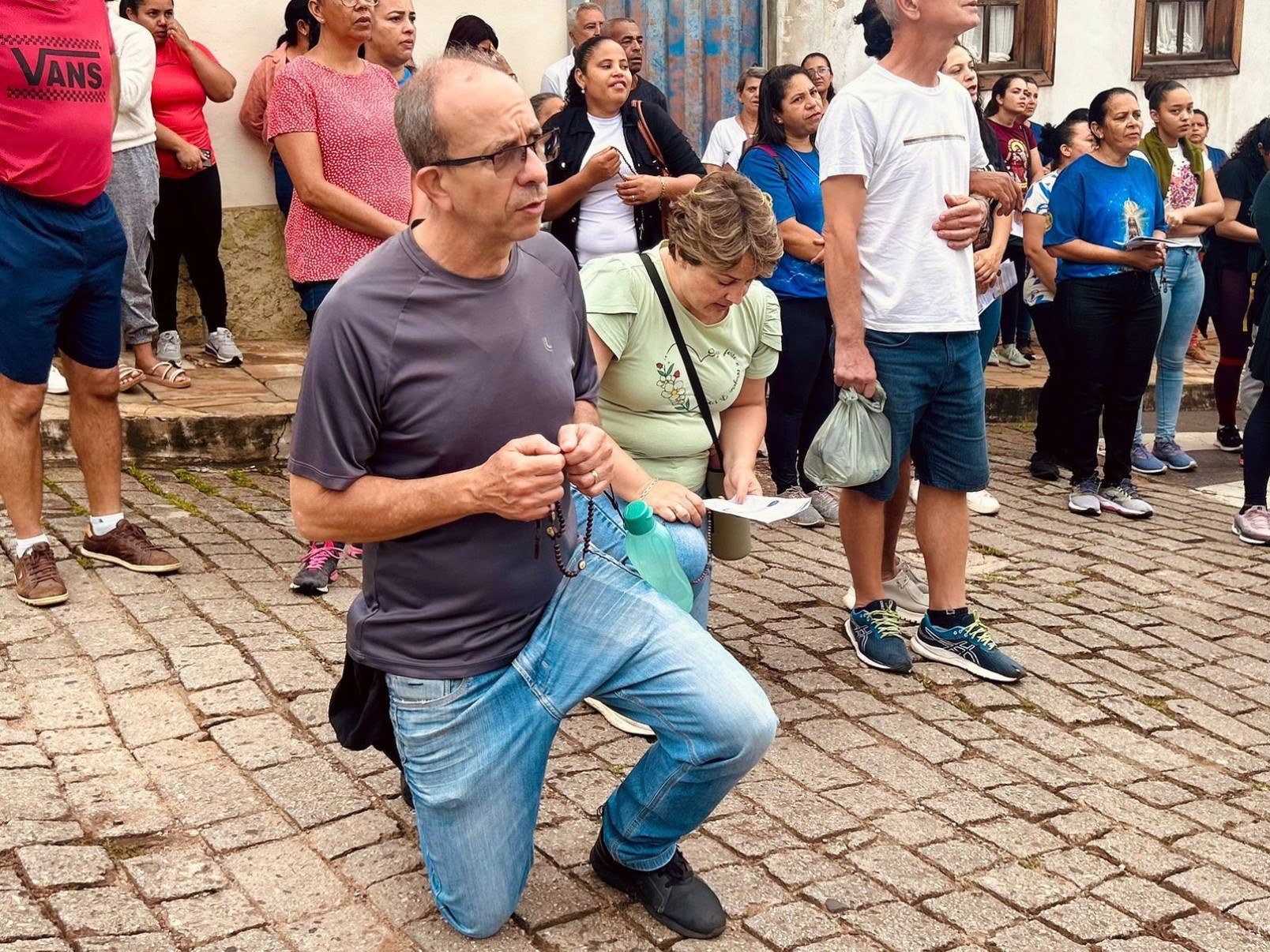 Ao longo do caminho, orações e paradas nos pontos da via-sacra.-Maria Luiza Brandão/Divulgação