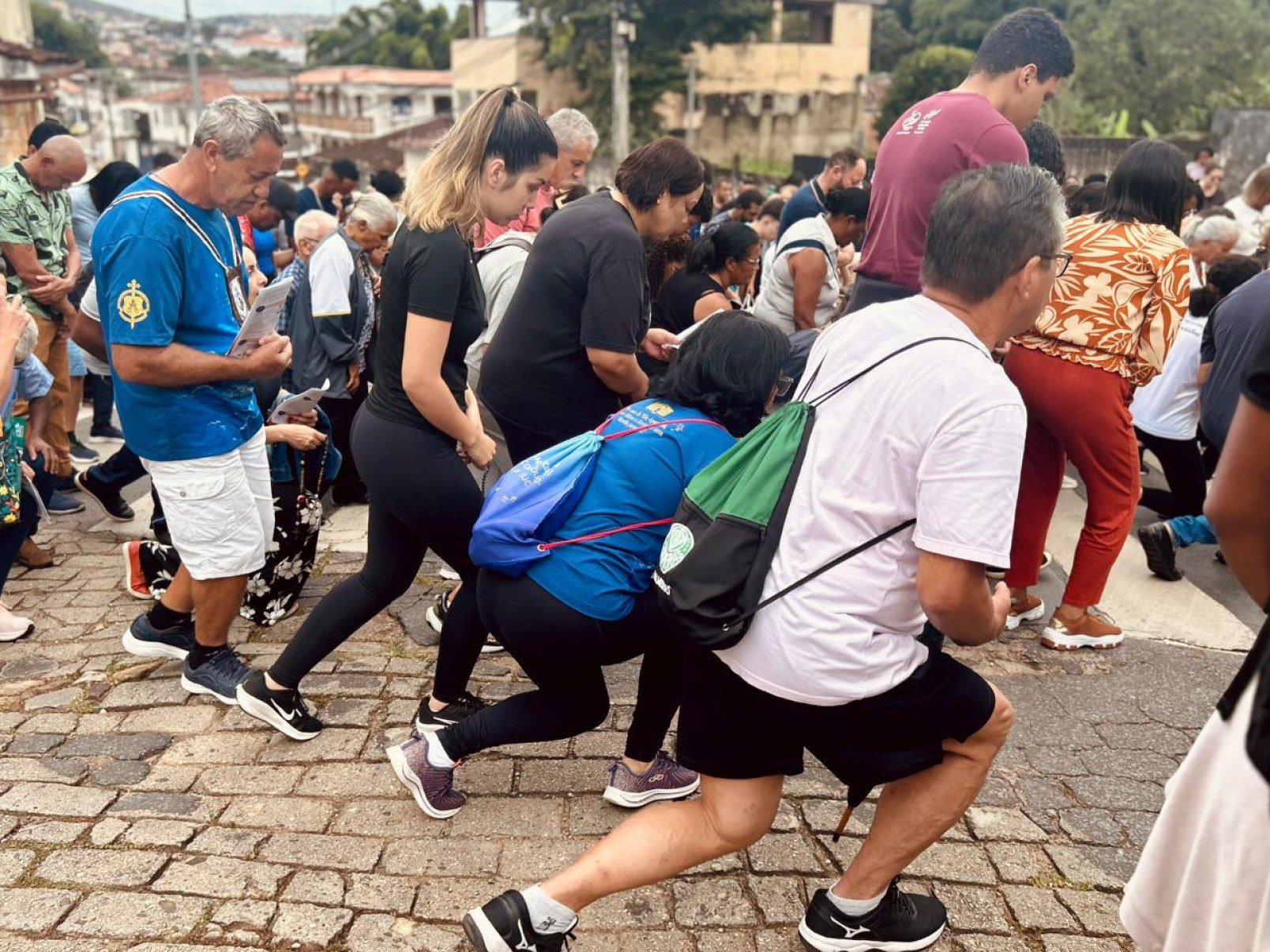 Ao longo do caminho, orações e paradas nos pontos da via-sacra.-Maria Luiza Brandão/Divulgação