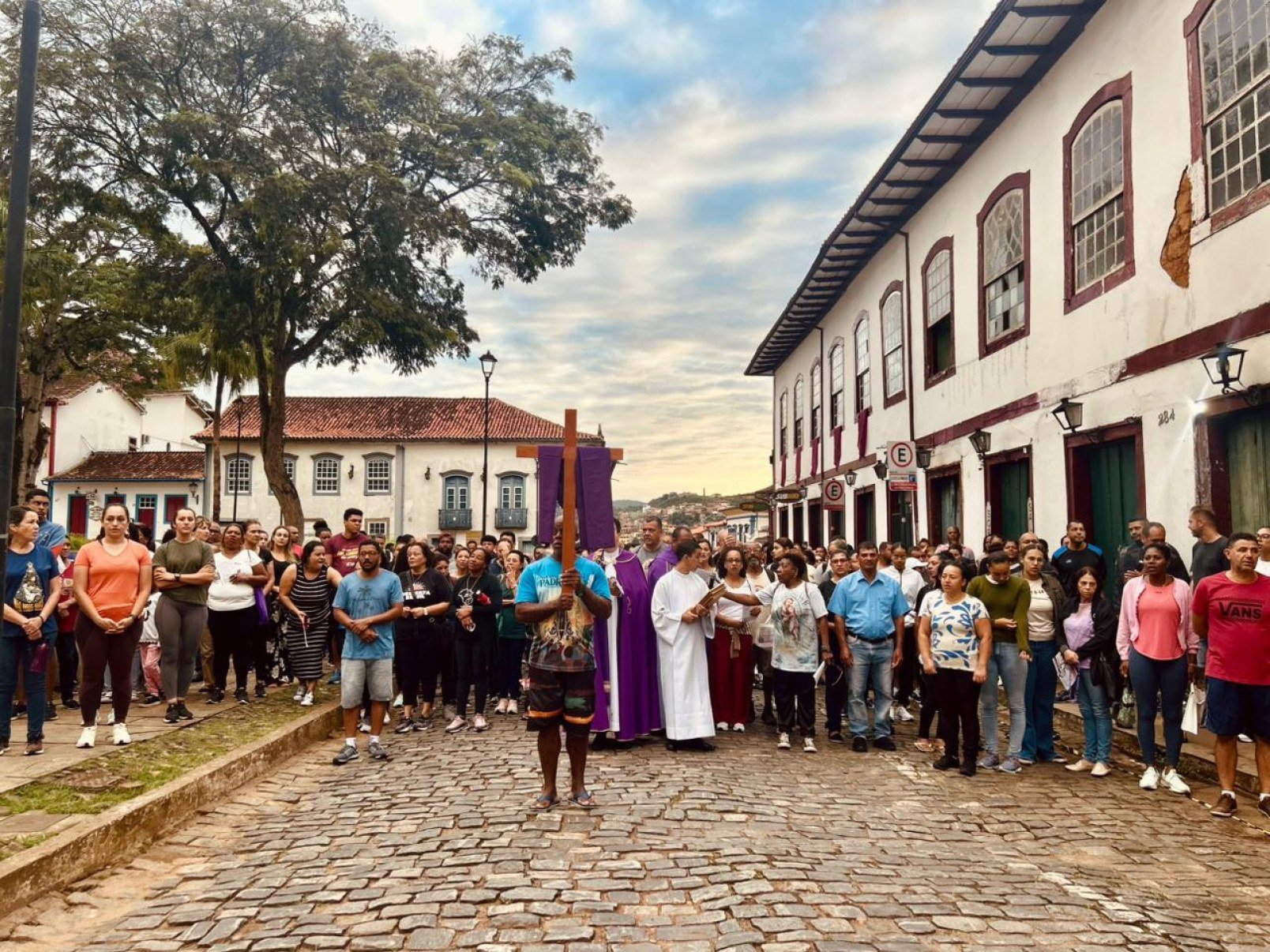 O grupo de fiéis – liderados pelo reitor e pároco da Sé de Mariana, padre Geraldo Dias Buziani, e o titular da Paróquia Nossa Senhora Aparecida, padre Fabiano Alves – saiu cedo-Maria Luiza Brandão/Divulgação