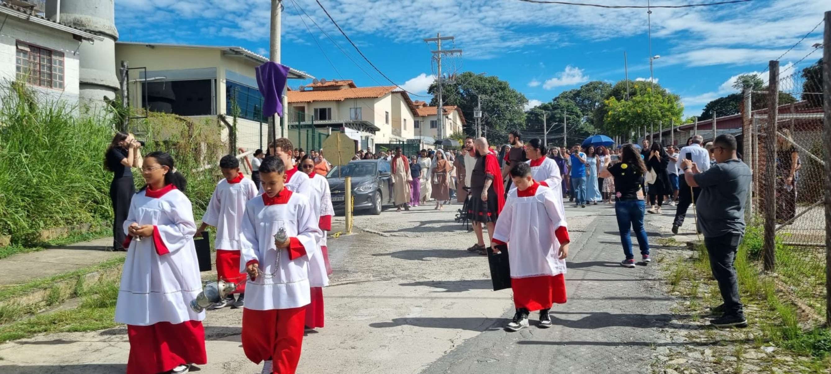 Fiéis participam, em Belo Horizonte, da via-sacra encenada no entorno da Catedral Cristo Rei, no Bairro Juliana, na Região Norte, na manhã desta sexta-feira (3/4)