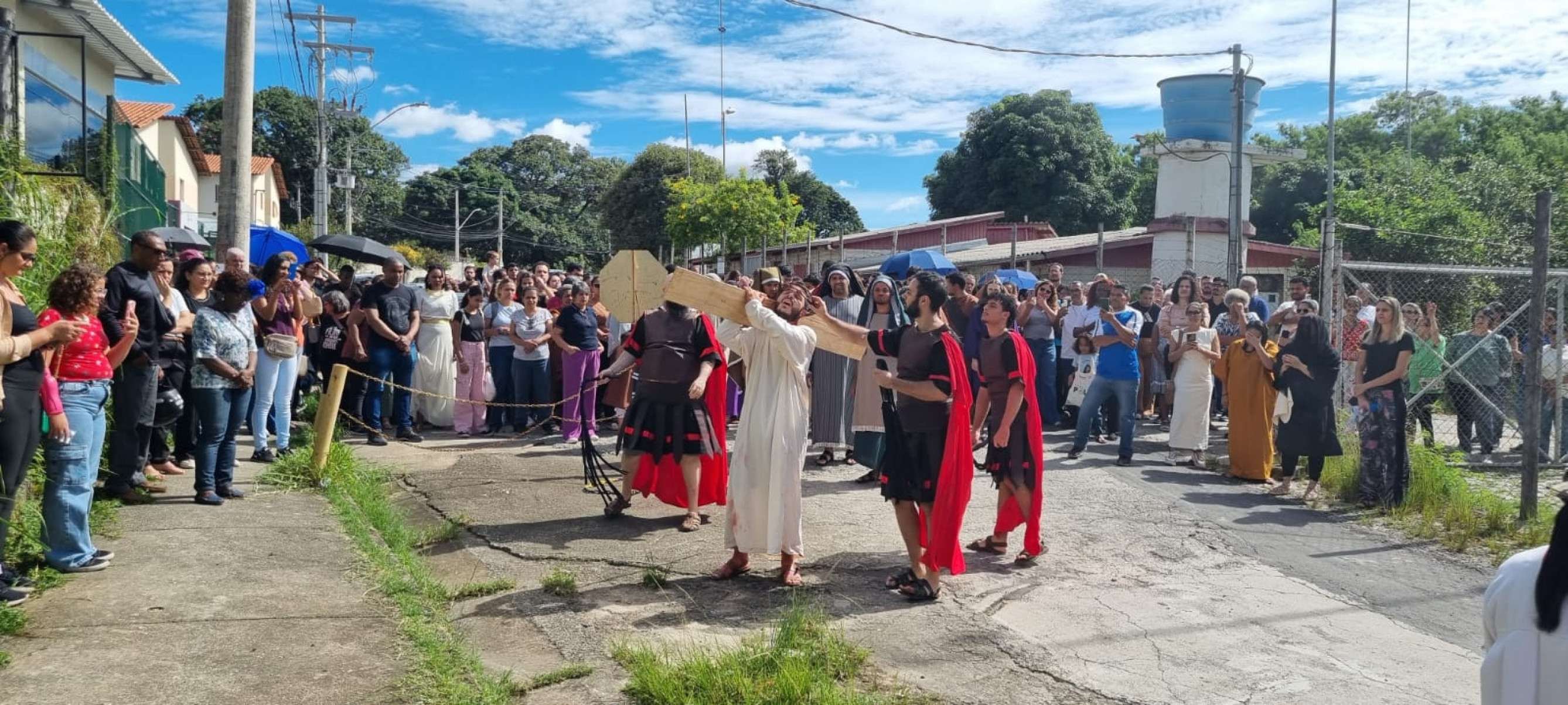 Fiéis participam, em Belo Horizonte, da via-sacra encenada no entorno da Catedral Cristo Rei, no Bairro Juliana, na Região Norte, na manhã desta sexta-feira (3/4)
