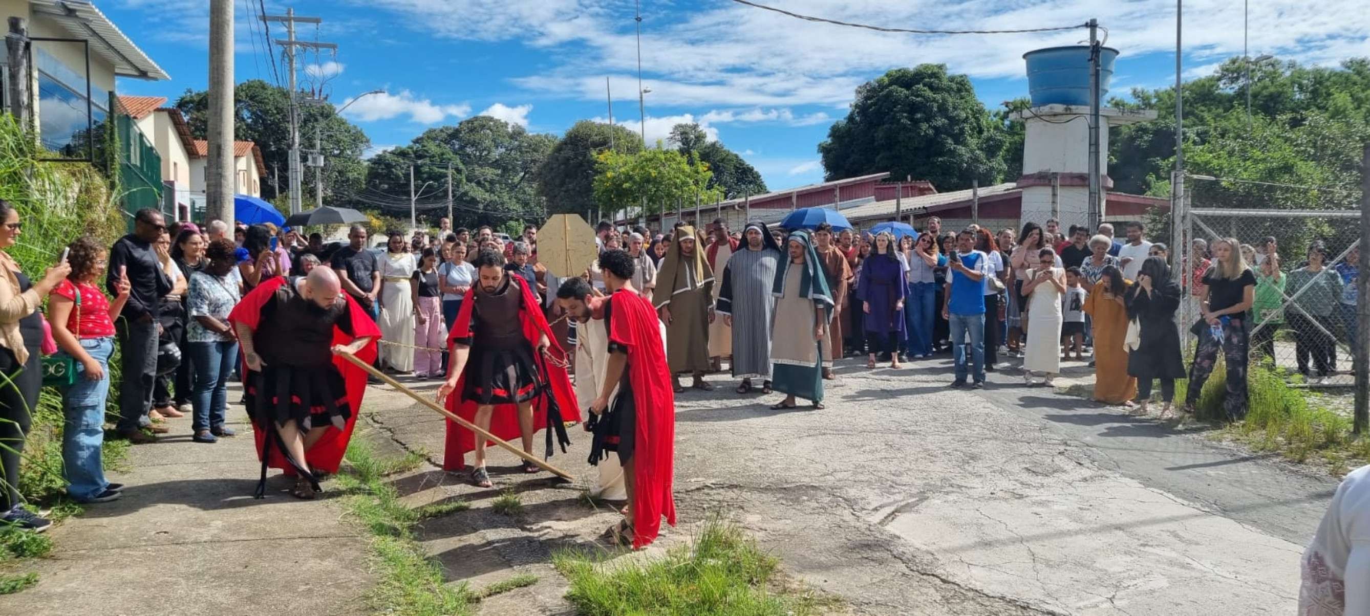 Fiéis participam, em Belo Horizonte, da via-sacra encenada no entorno da Catedral Cristo Rei, no Bairro Juliana, na Região Norte, na manhã desta sexta-feira (3/4)