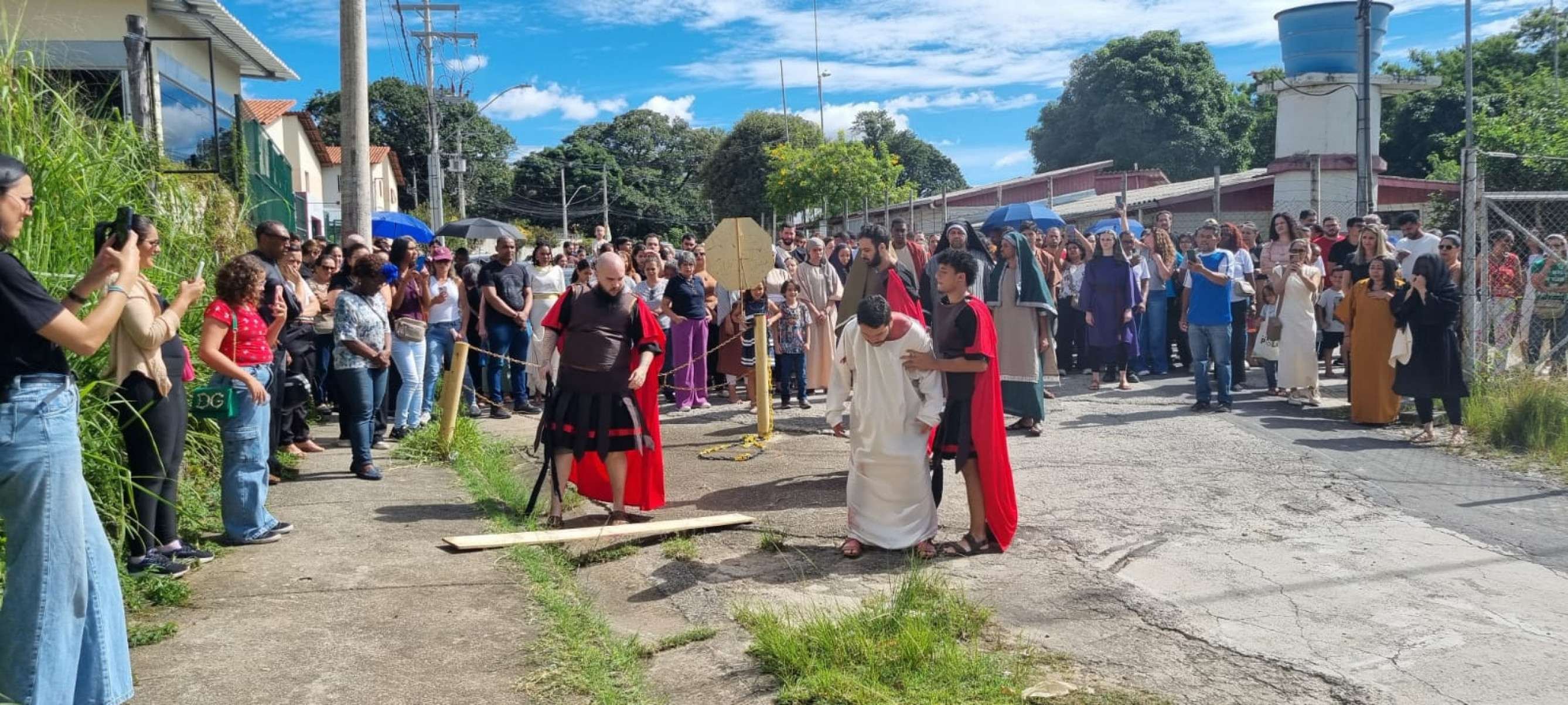 Fiéis participam, em Belo Horizonte, da via-sacra encenada no entorno da Catedral Cristo Rei, no Bairro Juliana, na Região Norte, na manhã desta sexta-feira (3/4)