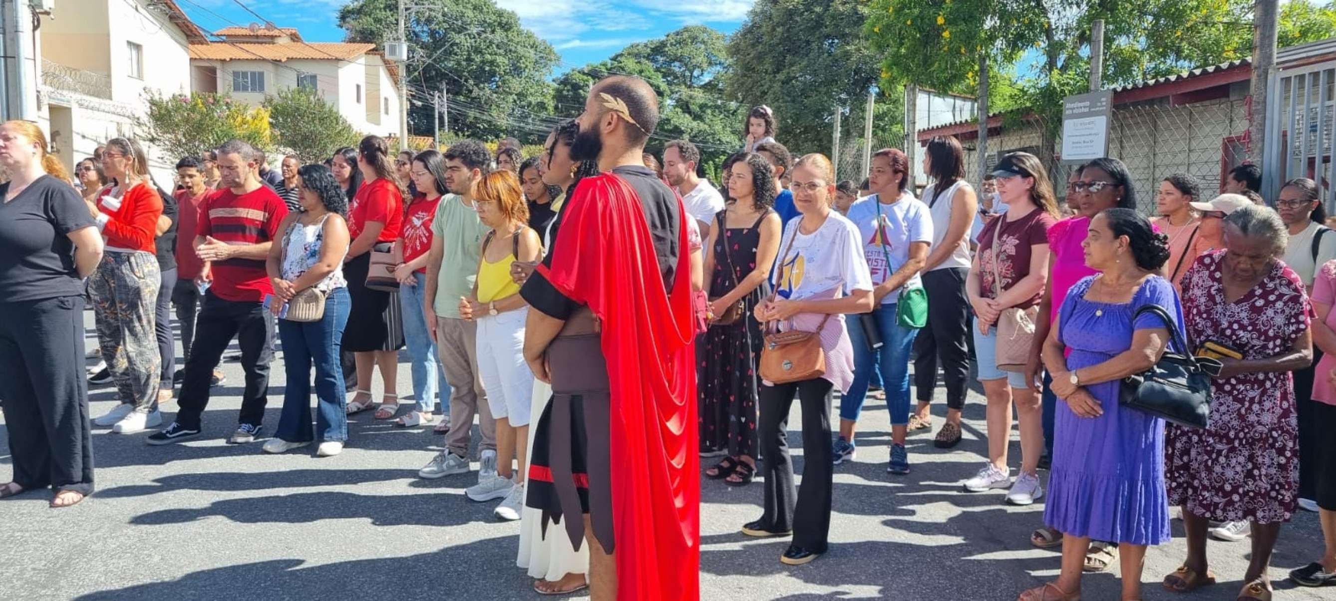 Fiéis participam, em Belo Horizonte, da via-sacra encenada no entorno da Catedral Cristo Rei, no Bairro Juliana, na Região Norte, na manhã desta sexta-feira (3/4)