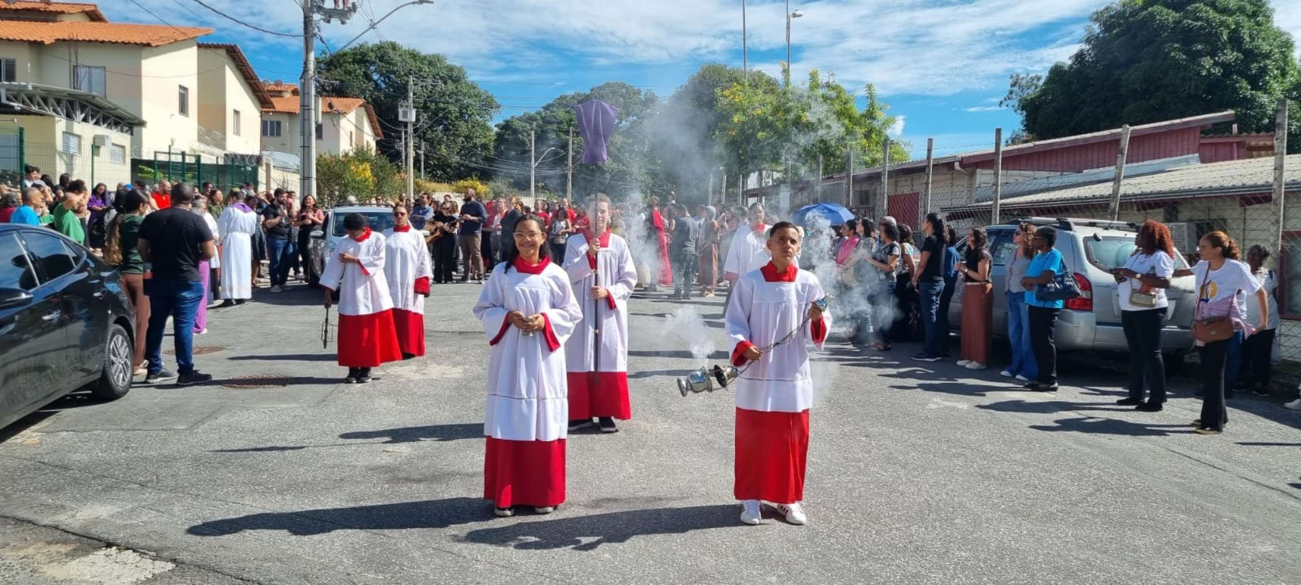 Fiéis participam, em Belo Horizonte, da via-sacra encenada no entorno da Catedral Cristo Rei, no Bairro Juliana, na Região Norte, na manhã desta sexta-feira (3/4)
