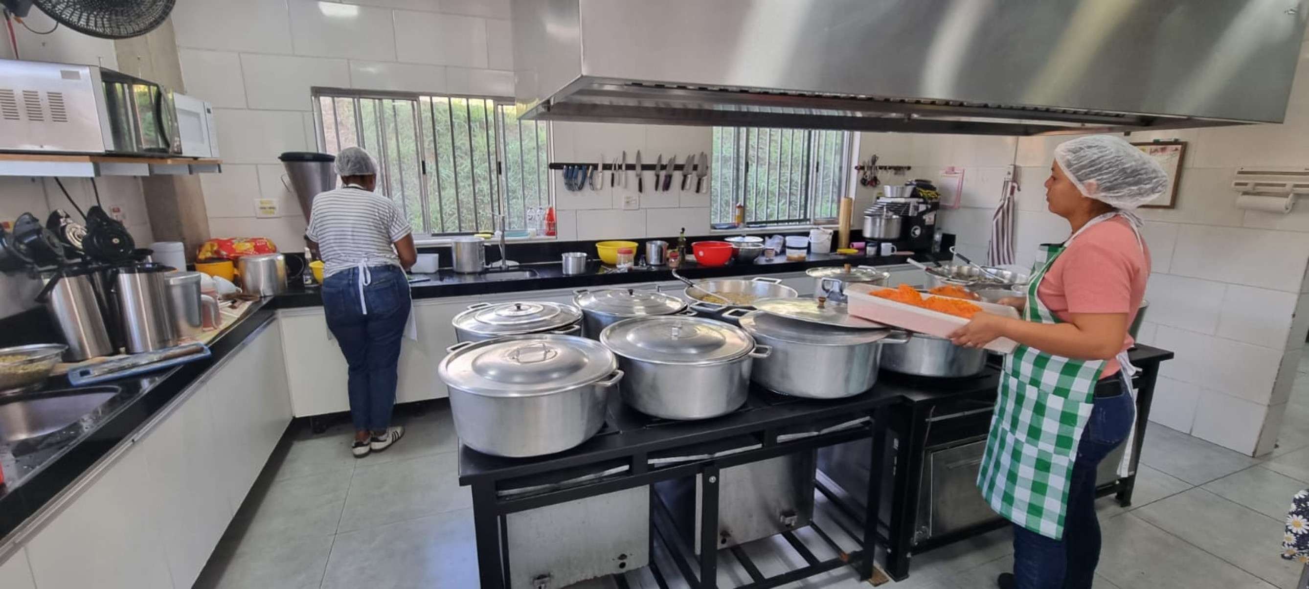 Preparo, na cozinha da Catedral Cristo Rei, de mais de 500 refeições que serão servidas debaixo do Viaduto Santa Tereza, às 11h30