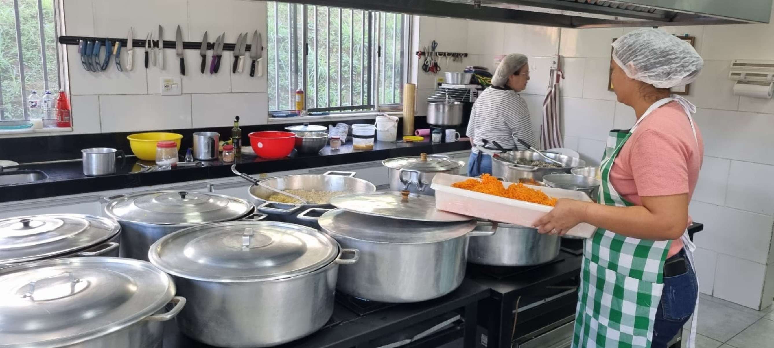 Preparo, na cozinha da Catedral Cristo Rei, de mais de 500 refeições que serão servidas debaixo do Viaduto Santa Tereza, às 11h30