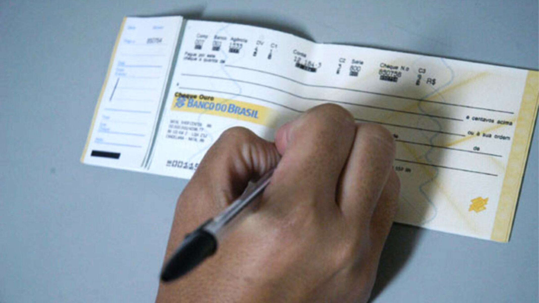 Uso de cheque cai 97% desde 1995, mas movimentou R$ 472,7 bilhões em 2025 - (crédito: Foto: Reprodução)