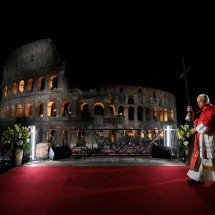 Papa Leão XIV faz sua primeira via-crúcis no Coliseu, em tempos de guerra - Foto por HANDOUT / VATICAN MEDIA / AFP