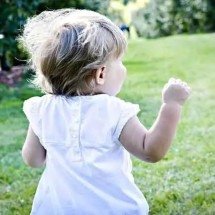 Deitar e brincar na terra, na grama e na areia pode causar doenças