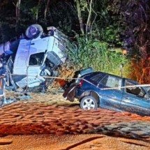 Tragédia na BR-262: batida frontal seguida de capotamento deixa três mortos - Divulgação/Corpo de Bombeiros