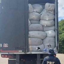 Polícia apreende carga de roupas importadas sem nota fiscal - Divulgação/Polícia Rodoviária Federal