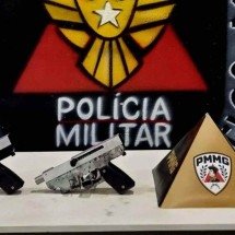 Homem leva a esposa para passear e é preso com duas submetralhadoras - Divulgação/Polícia Militar