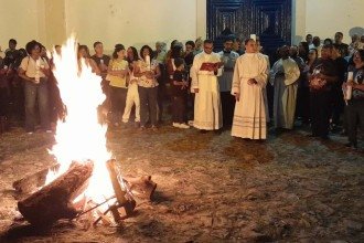 Como parte da vigília pascal, a cerimônia realizada ao ar livre tem no centro uma fogueira de onde será retirada a chama que vai acender o círio pascal -  (crédito: GUSTAVO WERNECK/EM/D.A PRESS)