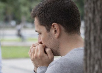 O hábito passa dos limites quando há dor, sangramentos frequentes, infecções recorrentes ou dificuldade em controlar o impulso. A sensação de alívio seguida de culpa também indica que o comportamento está mais intenso e pode exigir ajuda profissional. - 