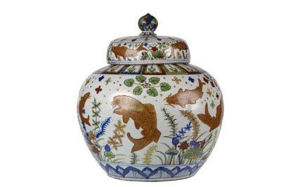 Entre os séculos VII e IX, na China, surgiu a porcelana a partir da mistura de caulim e feldspato. Aquecida a cerca de 1.450°C, essa cerâmica refinada combina resistência e delicadeza em peças admiradas no mundo inteiro. -  (crédito: Anonymous/Wikimédia Commons)