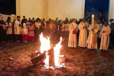 Como parte da vig&iacute;lia pascal, a cerim&ocirc;nia realizada ao ar livre tem no centro uma fogueira de onde ser&aacute; retirada a chama que vai acender o c&iacute;rio pascal -  (crédito: Gustavo Werneck/EM/D.A Press)