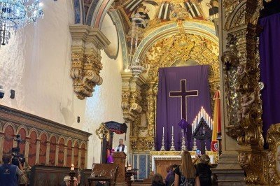 Em Mariana, na Região Central do estado, fiéis participaram de manhã do Ofício de Trevas -  (crédito: Arthur Corrêa/Prefeitura De Mariana/Divulgação)
