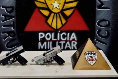 Submetralhadoras foram encontradas depois de denúncia recebida pela PM -  (crédito: Divulgação/Polícia Militar)