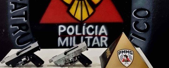 Submetralhadoras foram encontradas depois de denúncia recebida pela PM -  (crédito: Divulgação/Polícia Militar)