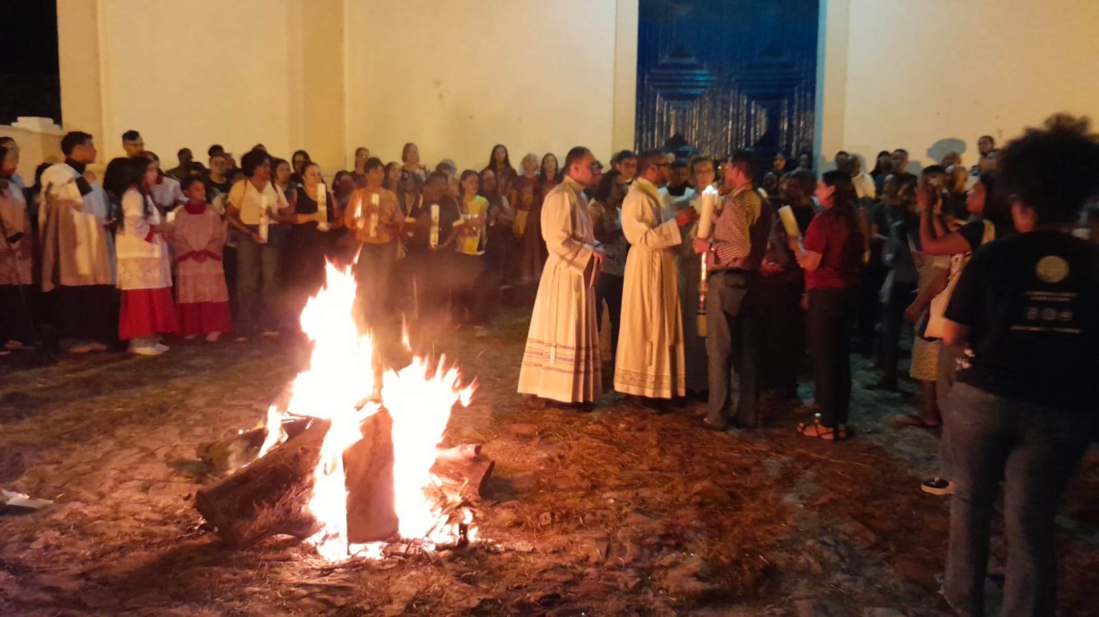 Como parte da vigília pascal, a cerimônia realizada ao ar livre tem no centro uma fogueira de onde será retirada a chama que vai acender o círio pascal-GUSTAVO WERNECK/EM/D.A PRESS