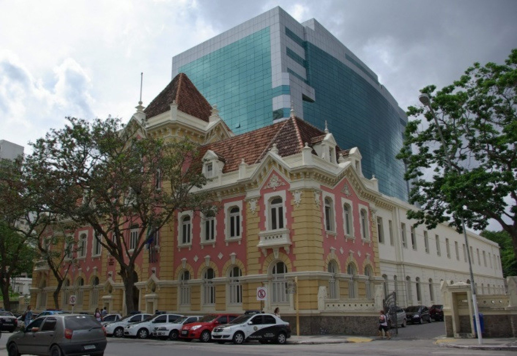 Mulher é presa após chamar funcionária de bar de 'macaca' em Niterói -  (crédito: Tupi)