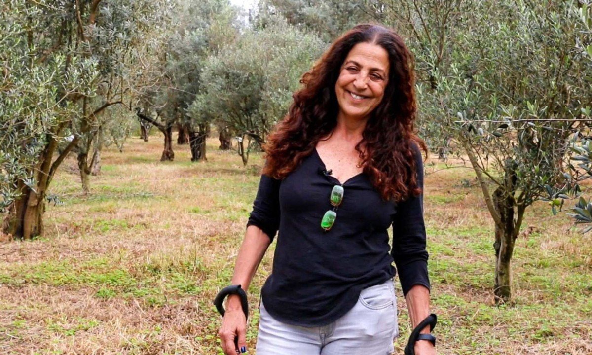 &Agrave; frente da marca Monasto, Rosana Chiavassa recebe visitantes para conhecer o processo produtivo, participar de degusta&ccedil;&otilde;es orientadas e vivenciar o ambiente do olival    