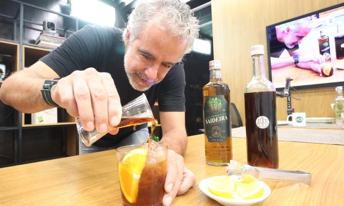 Fazendeiro, cozinheiro e produtor de cacha&ccedil;a, Cleber Guimar&atilde;es, o Clebinho, preparou ao vivo o drinque Rabo de Galo
