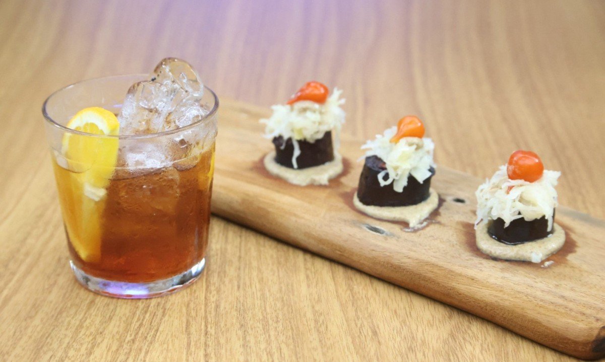 O card&aacute;pio ser&aacute; dedicado aos petiscos cl&aacute;ssicos de boteco, como o chouri&ccedil;o, e a cacha&ccedil;a, presente no drinque Rabo de Galo