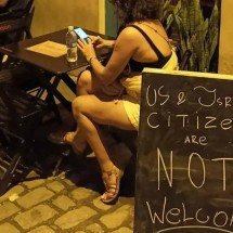 Bar é multado por placa proibindo entrada de americanos e israelenses - Parthisan via instagram